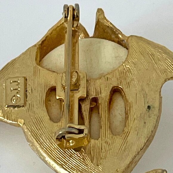 Vintage J.J. Brooch Fish Jonette Jewelry Company Gold tone Cream Signed Jewelry - Picture 3 of 9